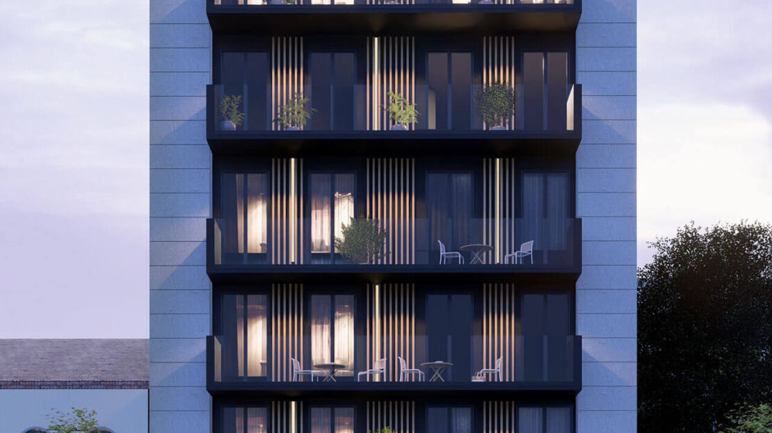 Fachada edificio posterior con piscina de noche